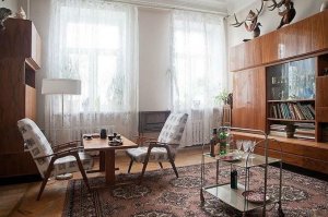 А между прочим, в таких креслах очень удобно сидеть, у свекрови одно до сих пор стоит