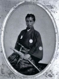 первый - самурай из поста. второй - самурай Кюдзо из "7 самураев".
понимаю, что для многих азиаты "все на одно лицо", но я вижу значительное сходство)