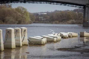 Вот наша Смоленская юбилейная набережная реки Днепр.Вода спала и спала набережная.По тумбам можно изучать какой уровень был реки и как спадал Днепр.Тумбы не крепились,а просто стояли под собственным весом на двух штырях длинной сантиметров 10 из восемнадцатой арматуры.
Хотел свои вставить,но мои большие по объёму.Поэтому вставил из газеты Реадовка.ру.
У нас ещё много осталось юбилейных объектов.Так что думаю это не последние фотографии из Смоленска.