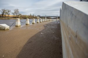 Вот наша Смоленская юбилейная набережная реки Днепр.Вода спала и спала набережная.По тумбам можно изучать какой уровень был реки и как спадал Днепр.Тумбы не крепились,а просто стояли под собственным весом на двух штырях длинной сантиметров 10 из восемнадцатой арматуры.
Хотел свои вставить,но мои большие по объёму.Поэтому вставил из газеты Реадовка.ру.
У нас ещё много осталось юбилейных объектов.Так что думаю это не последние фотографии из Смоленска.