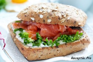 Вот как выглядят сэндвичи с лососем и сыром......а тот, что на фото, явно с какой-то колбасой или ветчиной..... Лосось выглядит иначе.