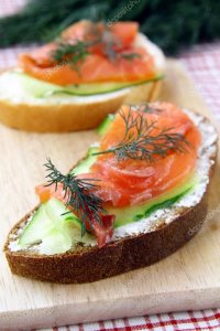 Вот как выглядят сэндвичи с лососем и сыром......а тот, что на фото, явно с какой-то колбасой или ветчиной..... Лосось выглядит иначе.