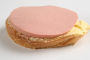 Бутик
В составе - ломтик батона, сливочное масло и колбаса.
Готовят на кухне.