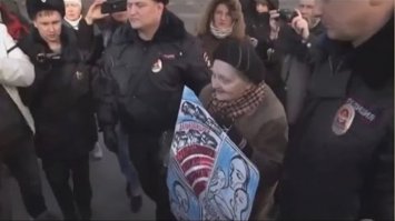 Задержали бабушку с плакатом в поддержку дальнобойщиков. Интересно, как эти опричники смотрят в глаза своим матерям?