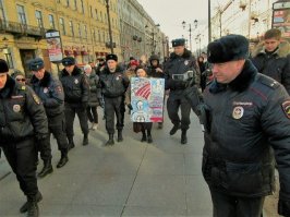 Задержали бабушку с плакатом в поддержку дальнобойщиков. Интересно, как эти опричники смотрят в глаза своим матерям?