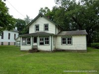 Город заброшен? А вот траву кто то исправно стрижёт..
На этом фото даже следы от газонокосилки.