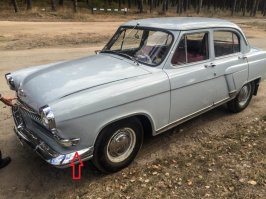 Родная краска, живой металл кузова, полное отсутствие коррозии, аккуратный салон   вот те основные моменты, которые понравились нам при первом осмотре автомобиля.

Источник:  © Fishki.net

ребята, а вы точно в ТЕМЕ ? 

Должен вас разочаровать, родной краской там не пахнет, машина перекрашивалась.

В остальном, да, отличный исходник для реставрации

На стыке крыла и кузова находится так называемая ПРОШВА, она должна быть черного цвета. На фото фвно видно что ее закрасили, т.е авто было покрашено без  полной разборки.

На фото моей 21й прошва скрадывается вторым цветом ( коричневым) но если присмотреться, она четко видна
