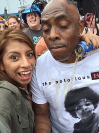 есть видео где её бьют?