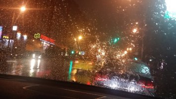 Напомнило. Как-то раз по рекламной акции обработал половину стекла со стороны водителя гидрофобным покрытием. Относился к этому как к приколу, пока однажды на автобане в Германии, в сильный ливень и ночью при скорости в 130км.ч у меня не сломалась трапеция дворников. С пассажирской стороны стекло мгновенно видимость потеряло, а вот с водительской при сохранении скорости можно было вполне себе даже движение продолжить.