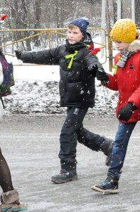 Кстати, о школьниках. Кадр сделан по пути на торжественно-траурное мероприятие, посвящённое полному освобождению Ленинграда от фашистской блокады:) Развивать-то развивают, кто спорит, да только дети воспринимают это как нудную обязаловку, так что поведение соответствующее. Такие вот эпизоды наблюдаю регулярно.