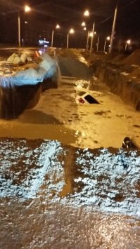 К слову тут же не дорога ни разу. Видно что под фундамент роют или типо-того, просто кто-то не удосужился нормально обозначить зону ведения строительных работ, либо автомобилист сам виноват - не сориентировался в выборе скорости и направления, и вместе в ленточным ограждением влетел в яму.