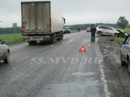 ""Информация о данной автоаварии поступила в дежурную часть Госавтоинспекции 6 июля около 15:55 часов. По имеющимся данным, 23-летний водитель автомобиля  Киа Сид  при совершении обгона выехал на полосу встречного движения и допустил столкновение с автомобилем  BMW  под управлением 23-летнего молодого человека.  Автоавария произошла в районе 390 километра автодороги  Тюмень-Омск .Водитель  Киа  двигался в направлении г. Тюмени. В результате произошедшего оба водителя и два пассажира автомобиля  Киа  (мужчины 23 и 36 лет) доставлены в медицинское учреждение.
Во время осмотра места происшествия сотрудниками полиции неудовлетворительных дорожных условий на данном участке не выявлено.В настоящее время сотрудники Госавтоинспекции устанавливают все обстоятельства и причины произошедшего...""