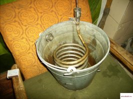 При всём уважении к твоему дедушке... как-то он не очень прав. Газовая плитка, ведро с обязательным змеевиком наполненное холодной колодезной водичкой, кастрюля с брагой и на ней крышка облепленная по кругу хлебным мякишем. Так что без "спиральки" никак. А вот всякие КИПы типа термометров и манометров были конечно у особо одарённых умельцев))