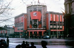 "300 лет воссоединения Украины с Россией"
Вот оно чо!
Оказывается, нынешняя микроскопическая Украинская область откололась от России и показывает ей фигушки.
Скаклы, усритесь! Вы, оказывается, все сепаратисты вышиватные, вы все террористы, откололись от России!
