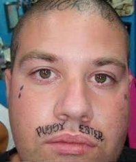 Этот парень убедил подругу вытатуировать его имя на лбу