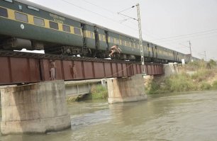 Суровые индийские контролеры сбрасывают с поезда пассажиров не оплативших проезд.