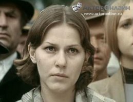 Присоединяюсь к поздравлениям для Анны Семёновны.Первый раз её увидел ещё подростком в "Государственной границе",во втором фильме "Мирное лето 21-го года",где она играла роль жены убитого офицера-красноармейца,которую,к сожалению,здесь не указали.Не знаю почему,но особенно врезался в память сильный момент в конце фильма,когда пленных главарей банды готовят к расстрелу,и героиня Каменковой спокойно смотрит на них,а потом,не  дожидаясь самой казни,уходит.