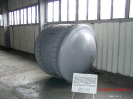 Почему то напомнило )))
Машина наблюдателя  Kugelpanzer  (нем.  Kugelpanzer ,  танк-шар )   лёгкий бронеавтомобиль, спроектированный в Третьем рейхе в 1930-х гг предположительно фирмой Крупп. По словам сотрудников бронетанкового музея в Кубинке, машина разработана в качестве подвижного наблюдательного пункта для корректировки огня артиллерии.