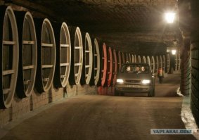 Фонтан на первой фотке не из вина. Это подкрашеная вода. Фонтан находится возле винных погребов в Милештах, не далеко от Кишинёва.
Кстати, Милешты - самые большие винные подвалы в Европе(несли не в мире). Вних экскурсии проходят прямо на машине.