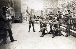 Молодой коммунист.  И полное презрение к смерти.