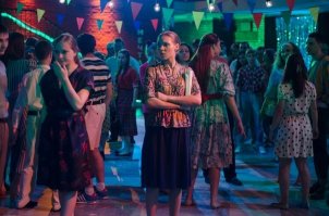 аффффтор а эта, что здесь делает, эт ваще из сериала "Восьмидесятые" !