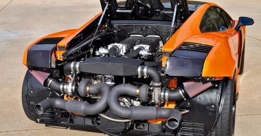 Lamborghini проехался по глубокой луже