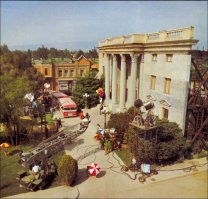 Назад в будущее.
Одной из самых больших статей расходов стали не игрушки и не тройка  заряженных  DeLorean, а декорации. Весь городок Хилл-Вэлли не имеет отношения ни к одному из реально существующих населенных пунктов и был создан в открытом павильоне киностудии Universal. Миллионы долларов ушли на то, чтобы создать декорации центральной площади со всеми предусмотренными сценарием зданиями. В первой части новенькие фасады сначала использовались для съемок сцен, происходивших в 1950-х годах. Лишь ближе к концу съемочного периода декорации специально состарили, чтобы показать настоящее, то есть середину 1980-х.
удожник картины Лоуренс Пол блестяще воссоздал атмосферу 50-х: для этого ему пришлось изучить несколько сотен фотографий того времени и посмотреть больше десятка фильмов, снятых в те годы. В  Назад в будущее  имеется огромное количество абсолютно аутентичных деталей. Пол намеренно отступил чуть дальше в прошлое, чем пятидесятые годы, забравшись практически в конец сороковых, потому что реальные пятидесятые все же не были столь архаичны. Легкое утрирование пошло фильму на пользу, усилив эффект погружения в прошлое.