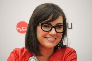 Ну не знаю, в очках девушка как то преображается, выглядит по другому, женственно что ли...