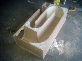 Эх, покажу моё рукожопство, не щадите, лупите минусы =) Но только учтите, что это ЧВ с хорошим, приятным, четким, сочным басом. А купить ЧВ в магазине нереально, можно только срукожопить... И сейчас он лежит, а не стоит. Карпет уже куплен, скоро обтяну и будет всё аккуратно =) З.Ы. откушал этот саб всего четверть реального объема багажника, но не жалко, ибо звучит хорошо.