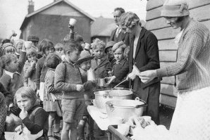 Лиза, учитывая то, что Вы не упускаете случая лягнуть Советский Союз, дополню Ваши не тенденциозные фото Нью Йорка не тенденциозными фотографиями той же страны, но всего лишь 14-ю годами ранее...