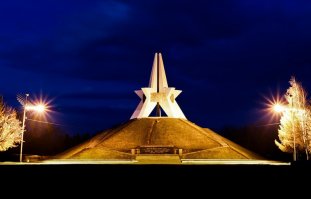 Мимо нашего города Брянска (города партизанской славы) проезжали байкеры из США и Канады, их местные байкеры встретили, помогли с ремонтом, и потом (после бани) пригласили в парк Толстого, и на курган Бессмертия, и потом по реке Десне на лодках резиновых спускались (у нас река Большая но без порогов, можно спокойно уснуть)
они планировали просто починиться,поспать и поехать дальше, но в итоге зависли в Брянске на 24 дня 
Обычные люди, в любой стране - это просто обычные нормальные люди!
Воду мутят, только п-и-д-о-р-ы - политики!
