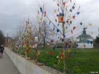 в СуздалЕ дома центре не могут обязать отремонтировать
выставлены на продажу эти халупы по нереальным ценам, вид портят в историческом центре, Администрация хоть так закрыла эти страшилища

про березки в дровах достали уже, это подготовка к Пасхе


Вот "они" же под Новый Год



там же, на Масленницу