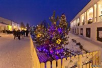 в СуздалЕ дома центре не могут обязать отремонтировать
выставлены на продажу эти халупы по нереальным ценам, вид портят в историческом центре, Администрация хоть так закрыла эти страшилища

про березки в дровах достали уже, это подготовка к Пасхе


Вот "они" же под Новый Год



там же, на Масленницу