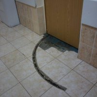 рентген отделение, там дверь с роликом