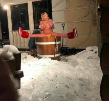 Ей кто-нибудь когда-нибудь расскажет, что можно фотографироваться и без шпагата, но в одежде?