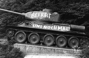 Наши дни г.Шверин. Надпись на танке: "Освободите нас ещё раз".