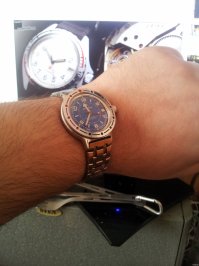 Лет семь назад купил. За месяц секунд на десять уходят (зимой отстают, летом забегают). Купаюсь в них. как-то в баню с ними ходил.