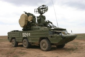 Автор, где твой мозг?
Ну, ладно... допустим, к украинских охранников тебя смутила эмблема на кепи производителя тактического снаряжения "5.11" и иностранные ПП, из чего ты сделал вывод, что они "приезжие". Пусть так... тут хоть как-то ты можешь отбрехаться.
Но как ты себе представляешь ЗРК "ОСА" на балансе ФСО?