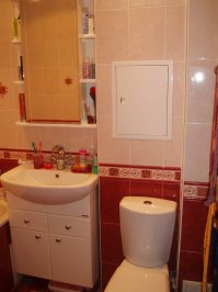 Последняя (где разбомбили санузел) - точно моя квартира. Наверное мастер и фоткал в 2008г. Стало выглядеть так