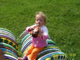 Хз, когда дочке было 3-4 года, сама тянула руки к пиву, давал парочку глотков исключительно местного разлива, 12 суток срок хранения (обычно, если больше трёх дней, уже не берут, не свежее), сейчас ей 10 лет, никакого интереса к алкоголю даже близко нет, успеваемость в школе отличная, не вижу в этом ничего страшного, если не систематически и по немного, дети любят пиво! P.S. Текст не дочитал, ориентируюсь по картинке и коментам) Не поленился, нашёл фотку