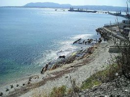 Посмотрел на фото и навеяло:был ещё такой греческий сухогруз "Барбарино",который в 68-м году выбросило в прибрежной зоне Новороссийска,в районе Шесхариса,и простоял там до середины 90-х,пока его не попилили на металл.До сих пор не забуду этот пацанячий восторг,когда в середине 80-х меня с братьями бабушка первый раз привезла на "выгул" на пляж,где торчал этот "грек"-это пестец,сколько впечатлений потом было.