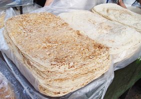 А если гости "свои" и очень голодные, а дома ничего готового, я делаю хрустящие бутеры. Важно, чтобы лаваш был как на фото, тк обычный белый и пита не так хрустящие зажариваются. Главный ингридиент для начинки - сулугуни, моцарелла или другой вкусно плавящийся сыр. Натираю на терке и выкладываю тонким слоем на лаваш. Мясо, овощи, соусы - что угодно. У меня были свежие помидоры, оливки, соленый огурец, копченое мясо для солянки и майонез. Все завернуть в конверт и на сковороду с каплей масла, обжаривать буквально по минуте чтобы сыр расплавился. На выходе ооочень хрустящий верхний слой лаваша и мягкий тягучий нижний. Идеально для мужчин, тк быстро и неэнергозатратно :)