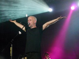 Ну не знаю, был на трёх концертах Moby в Питере, так не могу жаловаться - всё на высоте, даже при отсутствии свободных мест:) Фото с третьего концерта, почти с первого ряда:)