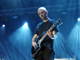 Ну не знаю, был на трёх концертах Moby в Питере, так не могу жаловаться - всё на высоте, даже при отсутствии свободных мест:) Фото с третьего концерта, почти с первого ряда:)