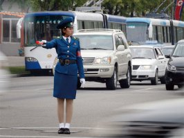 Вот это КНДР? там на заднем фоне лексус  фольксваген автобусы такие нормальные. Не такая возможно она и бедная эта кндр.