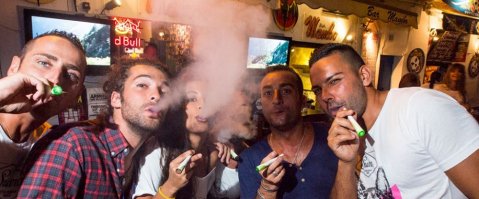 С таким качеством съёмки таких "Йети" можно хоть каждый день пачками снимать... ;) 
21 век... как фотки и видео для инстаграмма и подобной хрени делать, так там качество HD, а как йети снимать, так под рукой обязательно только "мыльница" оказывается... 
Да и ещё в Нидерландах не только "Йети" можно увидеть, там много удивительных существ существуют, только для этого необходимы определённые "условия"