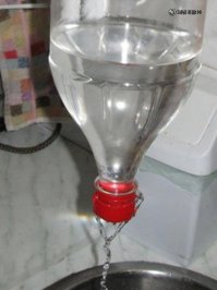 Пипец, зачем такие сложности с канистрой, для чего класть чье-то ухо в колготину. .  На природе умывальник всегда делали вот так.  Срезаешь верх бутылки, привязываешь к любому дереву, пробку немного открутил - вода льется. :). 

Ну и остальное - такое себе. Из серии КЭП-ства.  Накройте все тентом и его не намочит вода. :) Ну-ну.