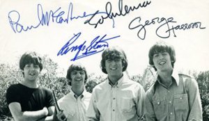 Что-то автограф Маккартни подозрительный... Для сравнения. Похоже на из поста?