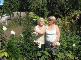 Тётя моя такого же плана человек, любила жизнь и нагрянуть внезапно без предупреждения , её приезд был настоящим праздником. Жаль , что в прошлом году её не стало.   Две сестры - мама моя (в очках) и тётя Света.