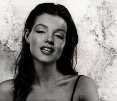 А мне брюнетка Монро нравиться даже больше чем блонди